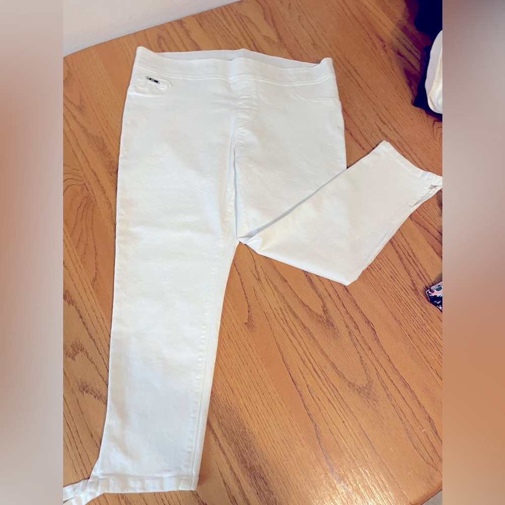 Brand new white capris, size L, tie bottom